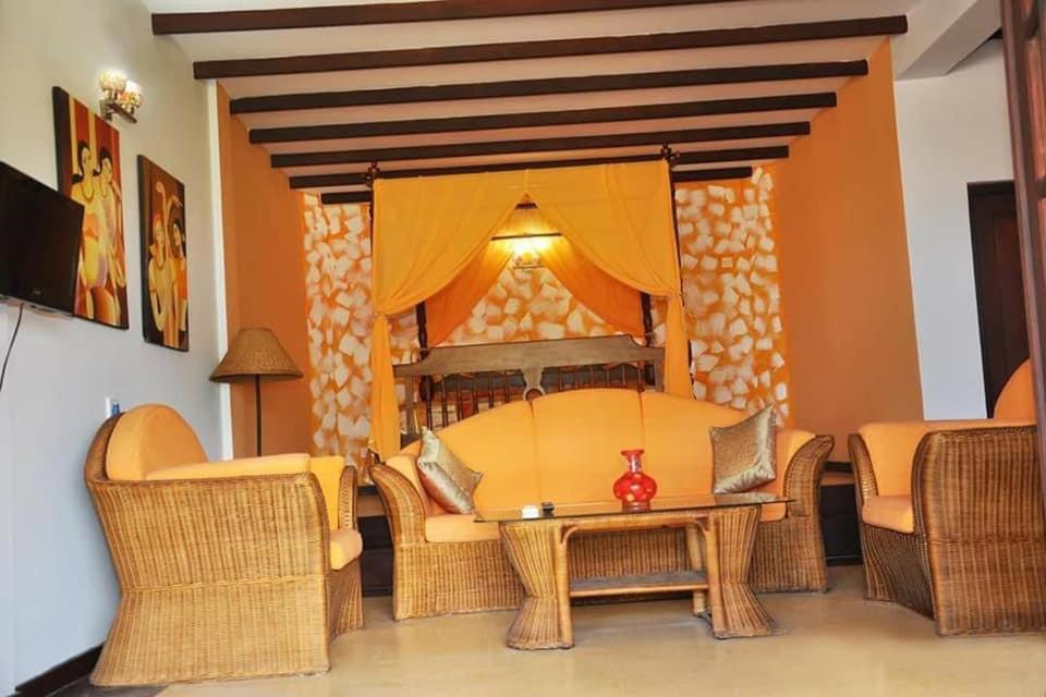 Solomon Beach Hotel Marawila Exterior photo